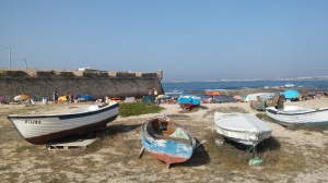 Pequeña playa de Peniche, junto a la muralla